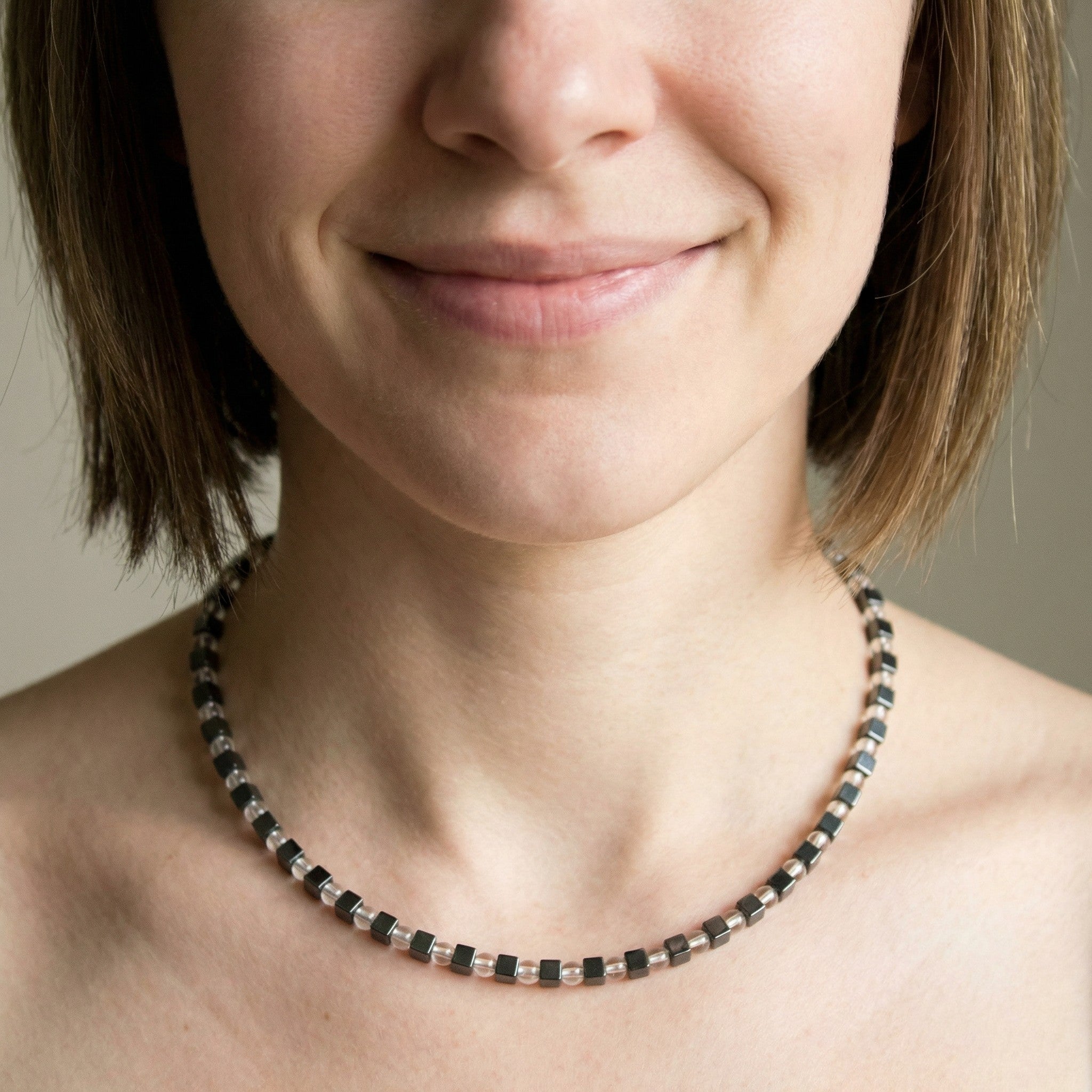 Hämatin Würfelkette mit Bergkristall 4mm