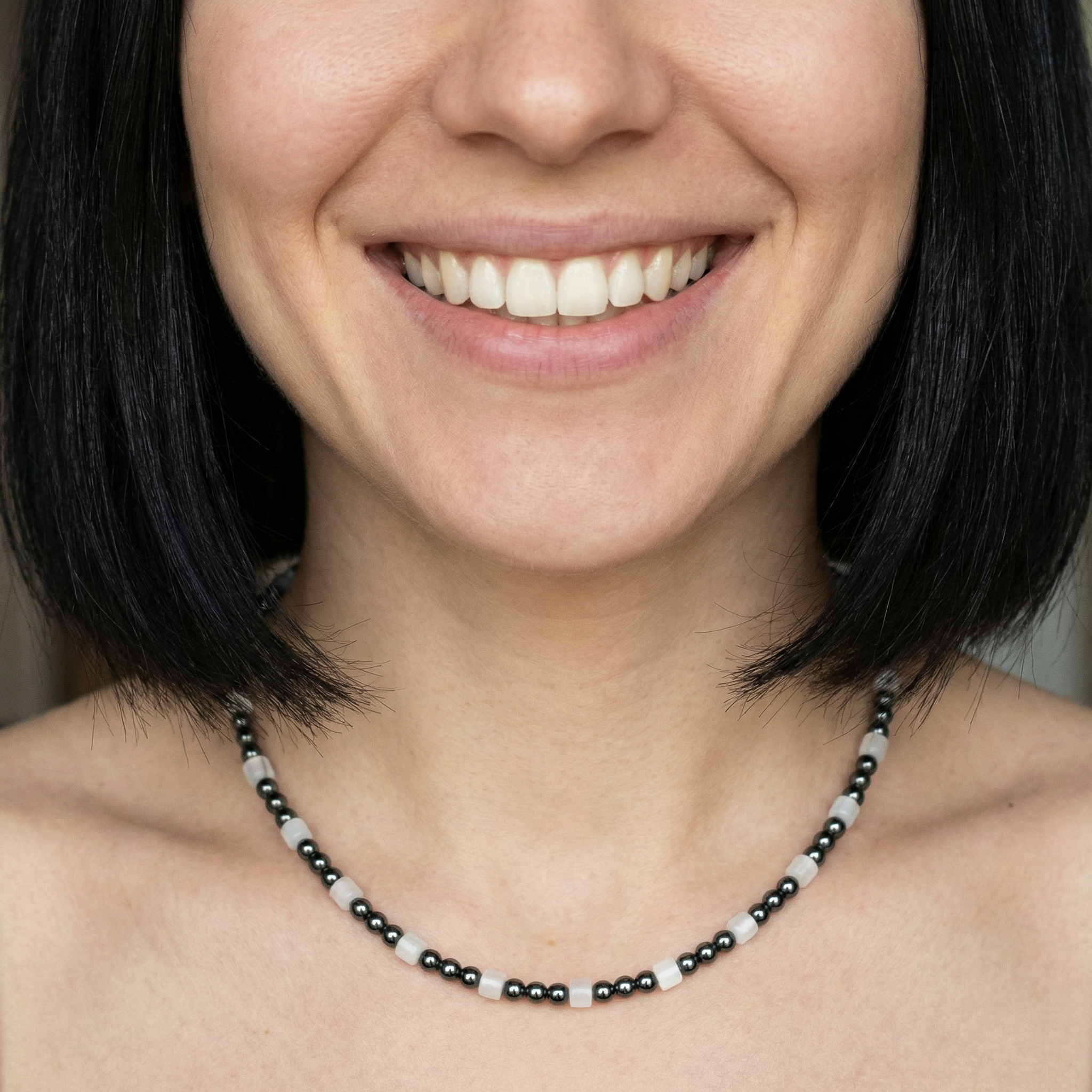 Hämatit Halskette 4mm mit kleinen Bergkristallen