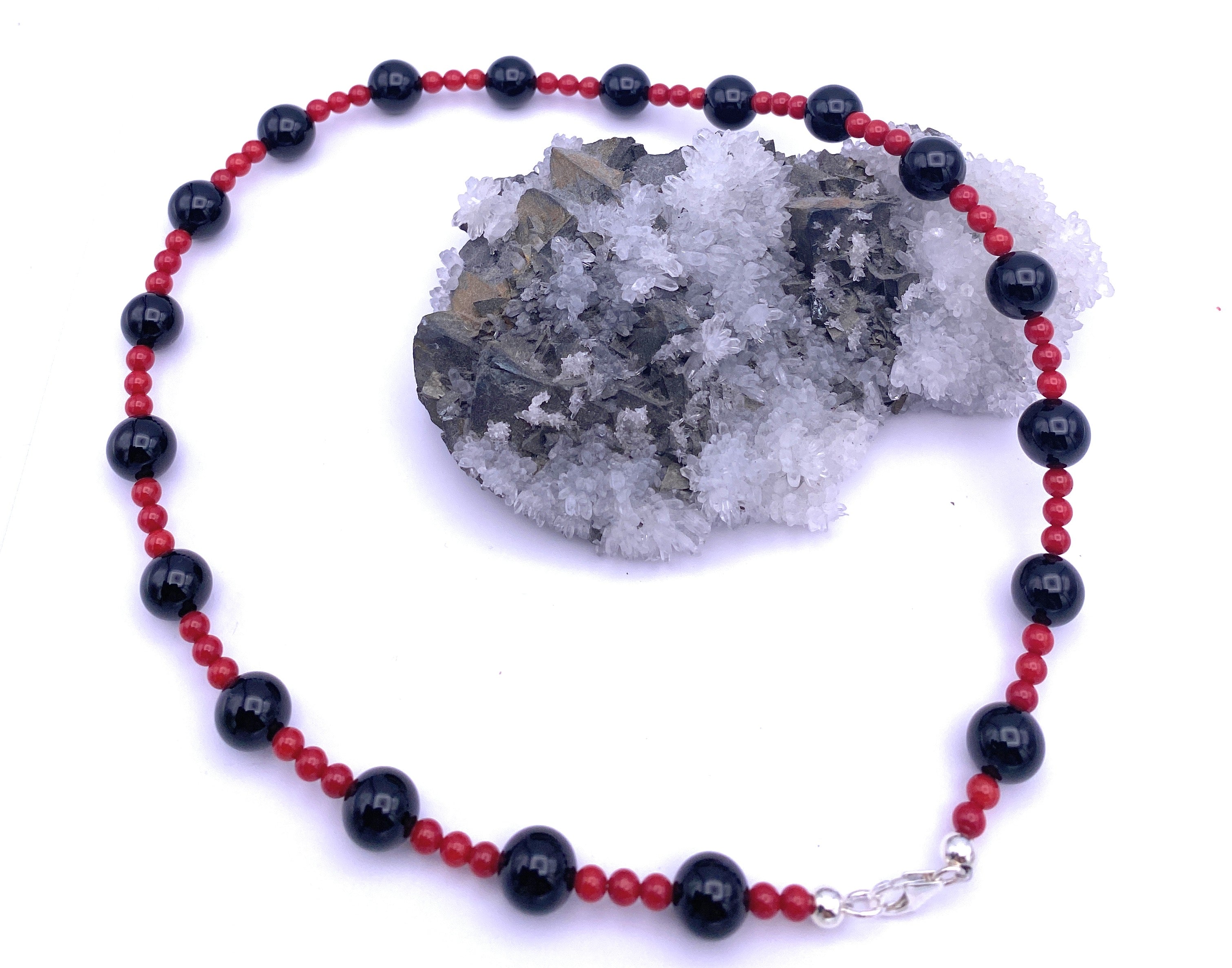 Korallenkette mit Onyx Kugeln