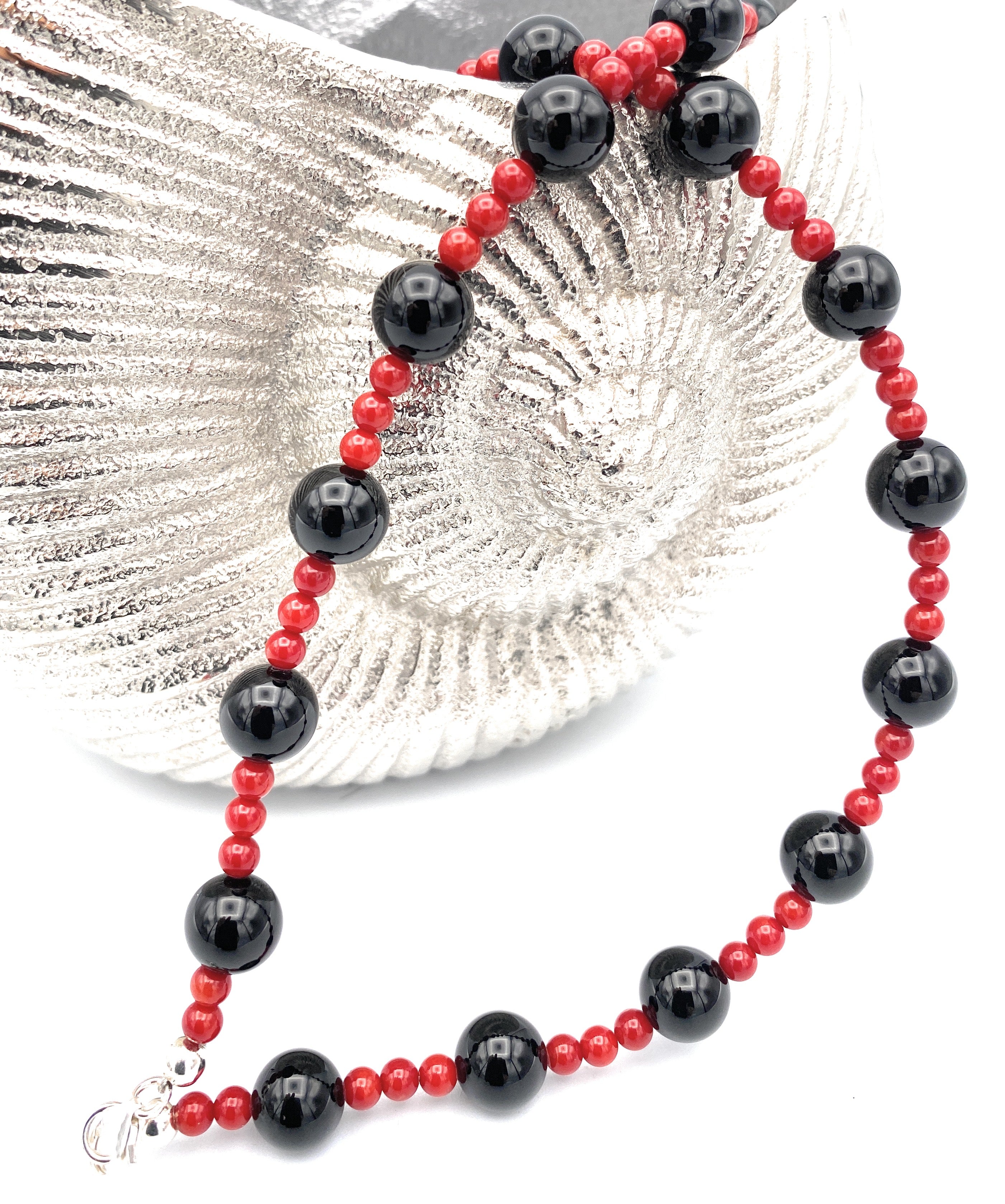 Korallenkette mit Onyx Kugeln