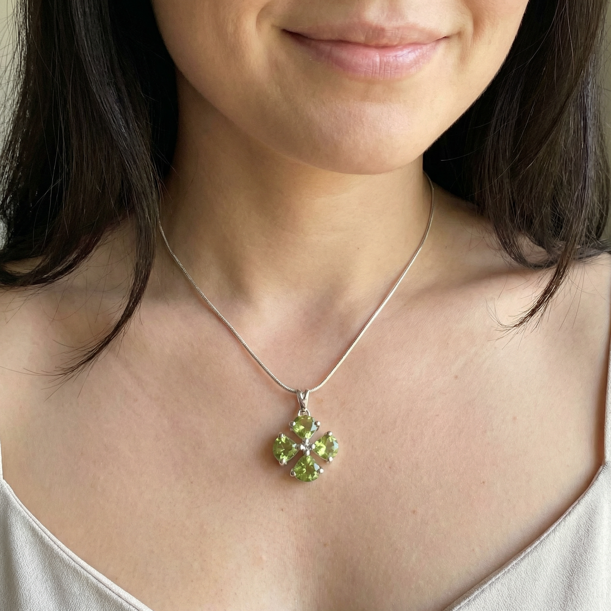 Facettierter Peridot Anhänger Kleeblatt