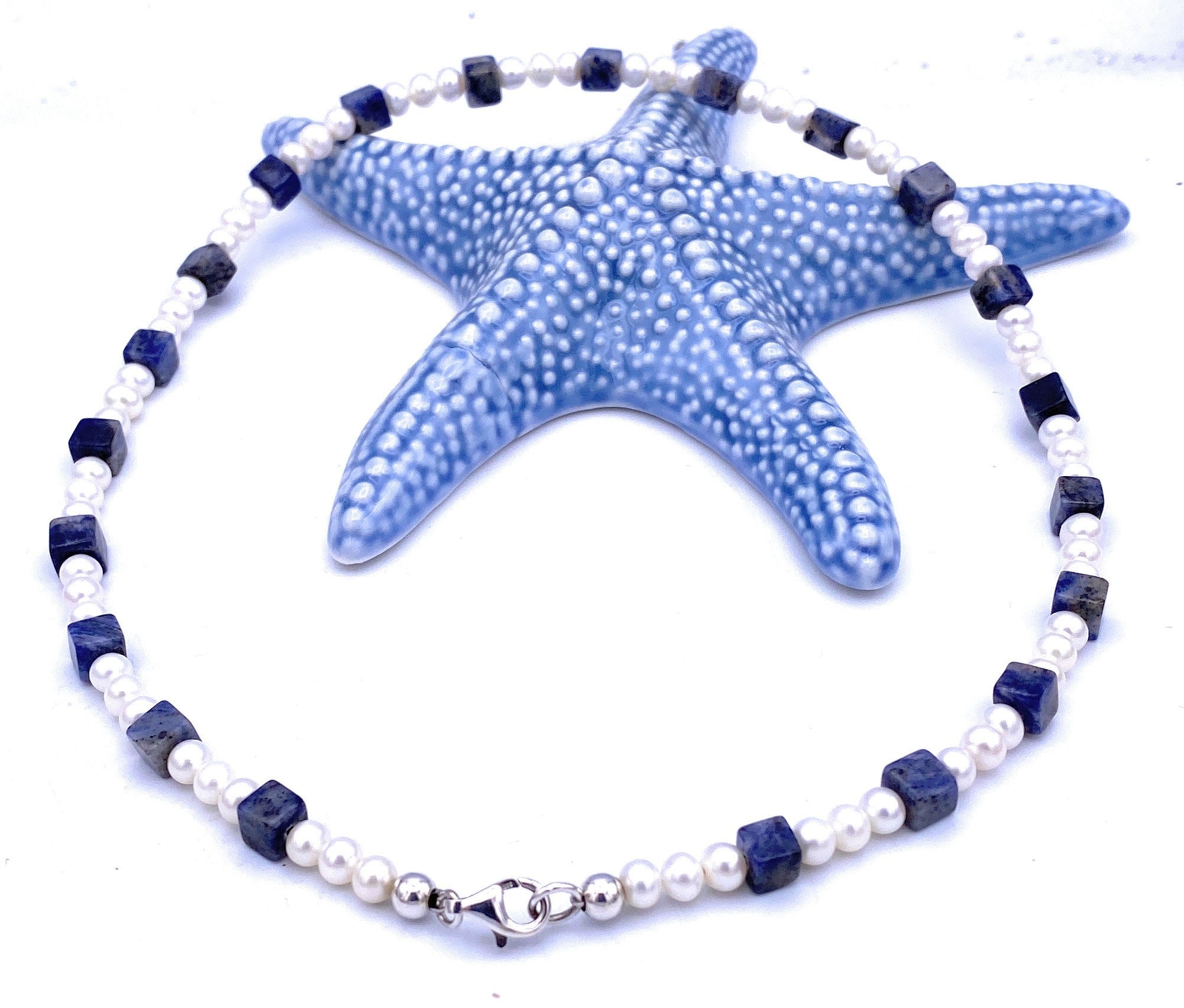 Perlenkette mit Sodalith Würfel 6mm