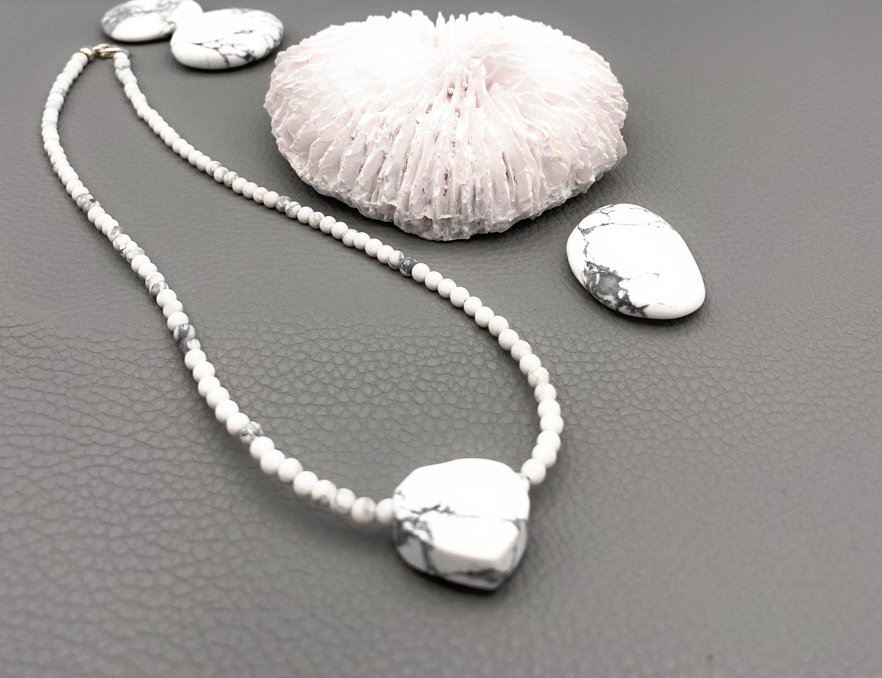 Magnesit Kugel Halskette 4mm mit Herz