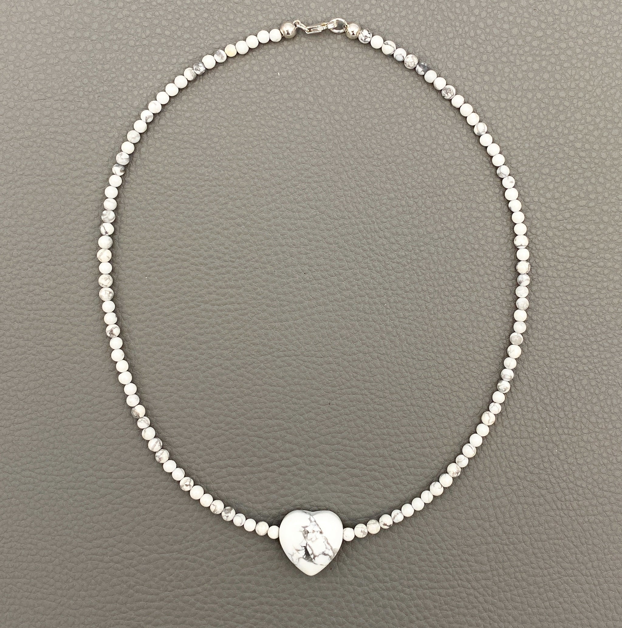 Magnesit Kugel Halskette 4mm mit Herz