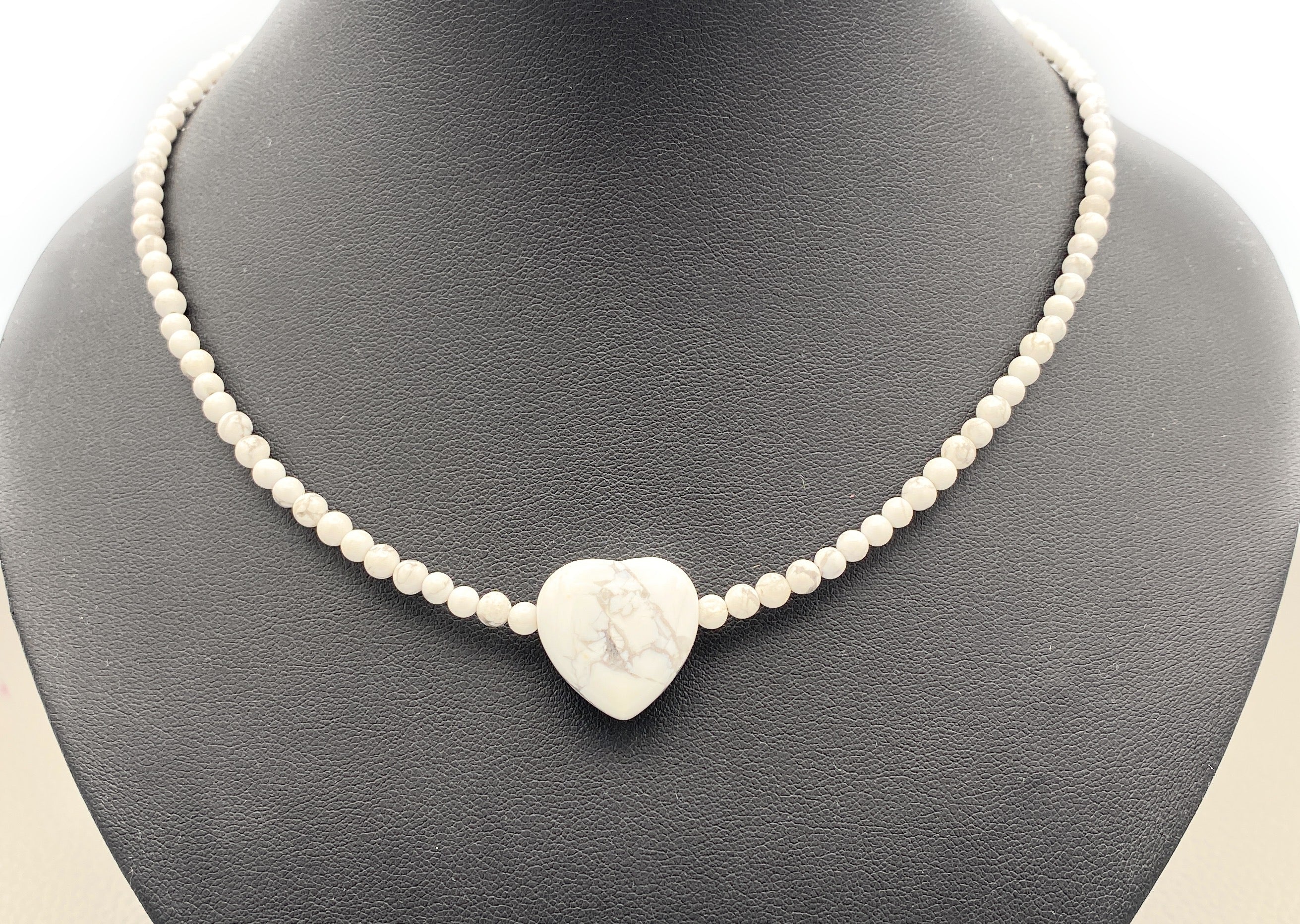 Magnesit Kugel Halskette 4mm mit Herz