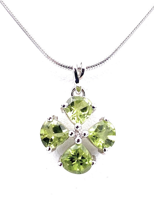 Facettierter Peridot Anhänger Kleeblatt