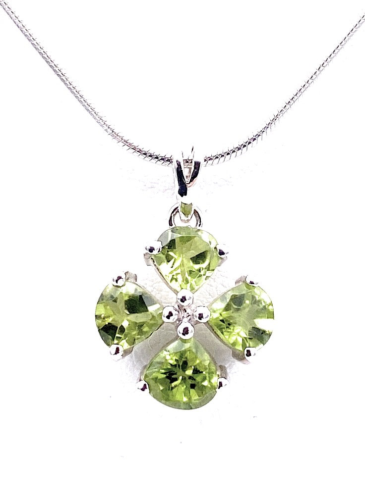 Facettierter Peridot Anhänger Kleeblatt