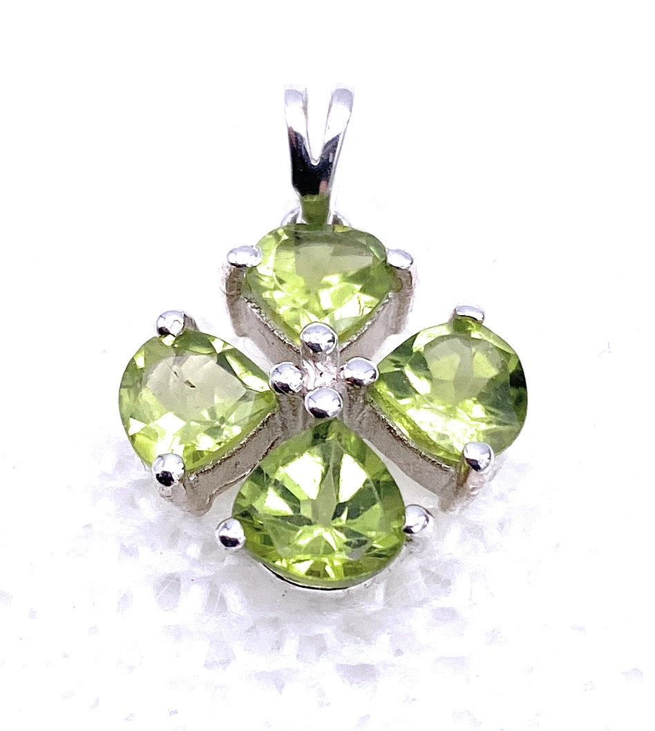 Facettierter Peridot Anhänger Kleeblatt
