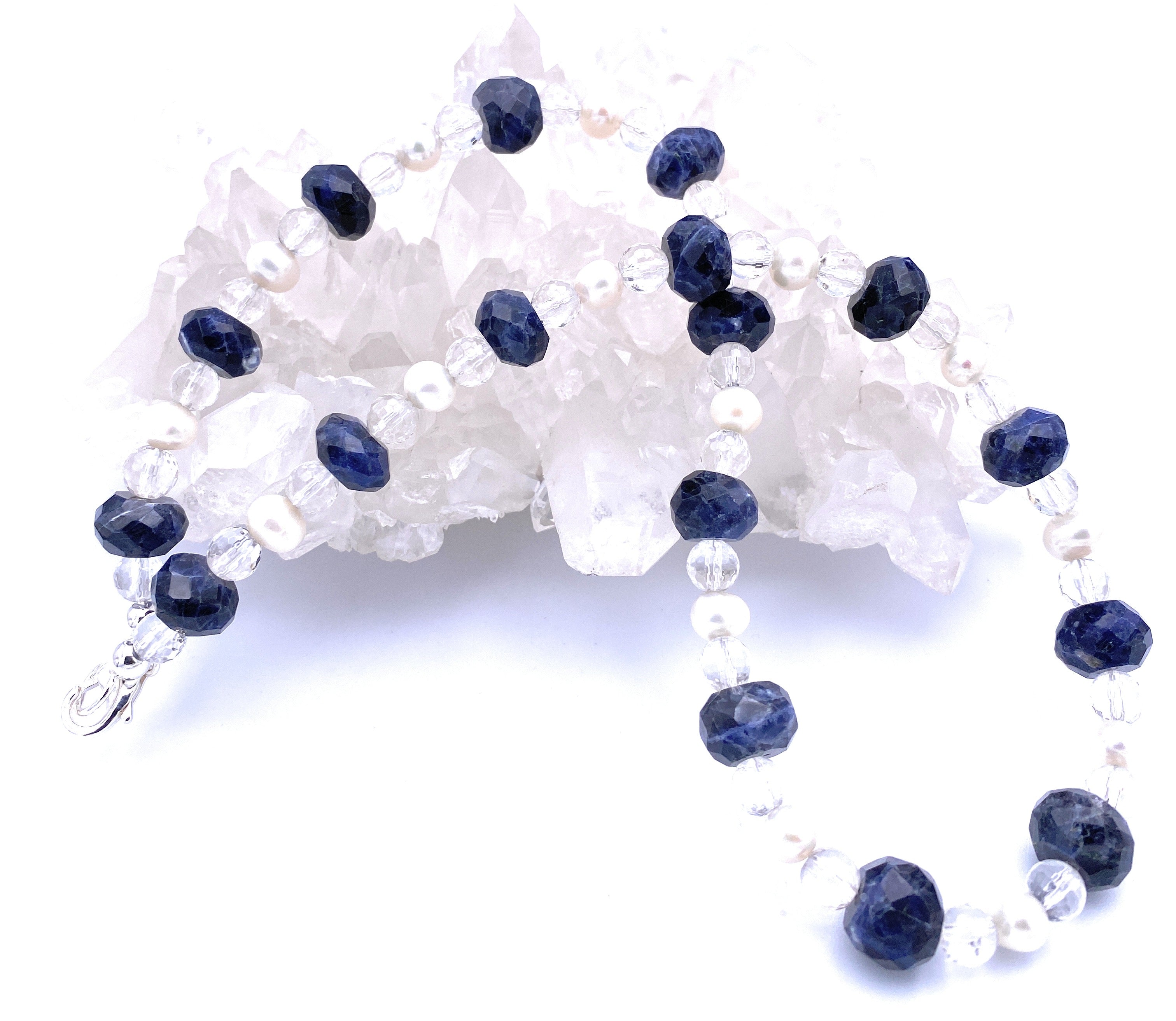 Facettierte Sodalith Kette mit Perlen und Bergkristall