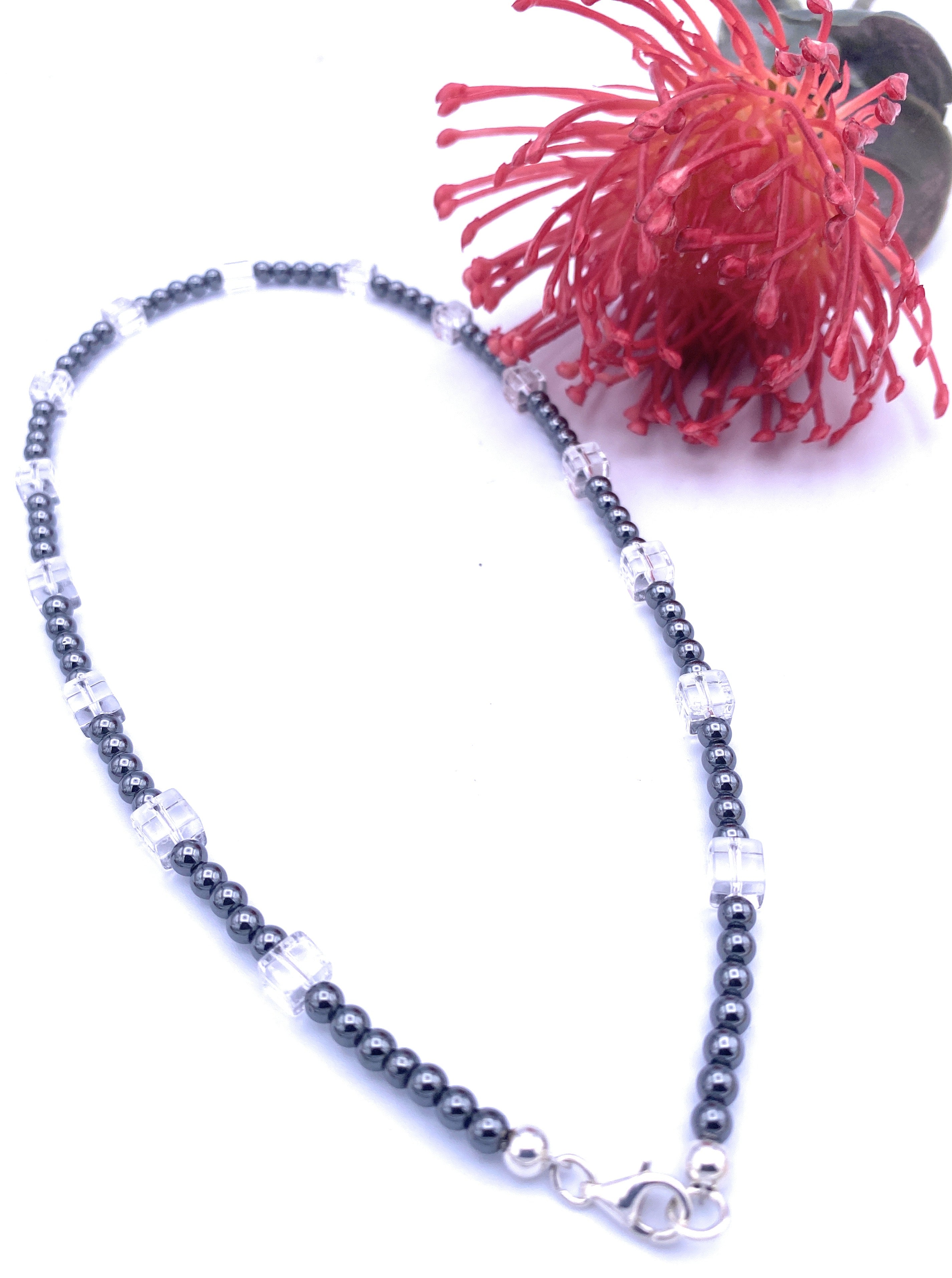 Hämatit Halskette mit Bergkristall Würfel