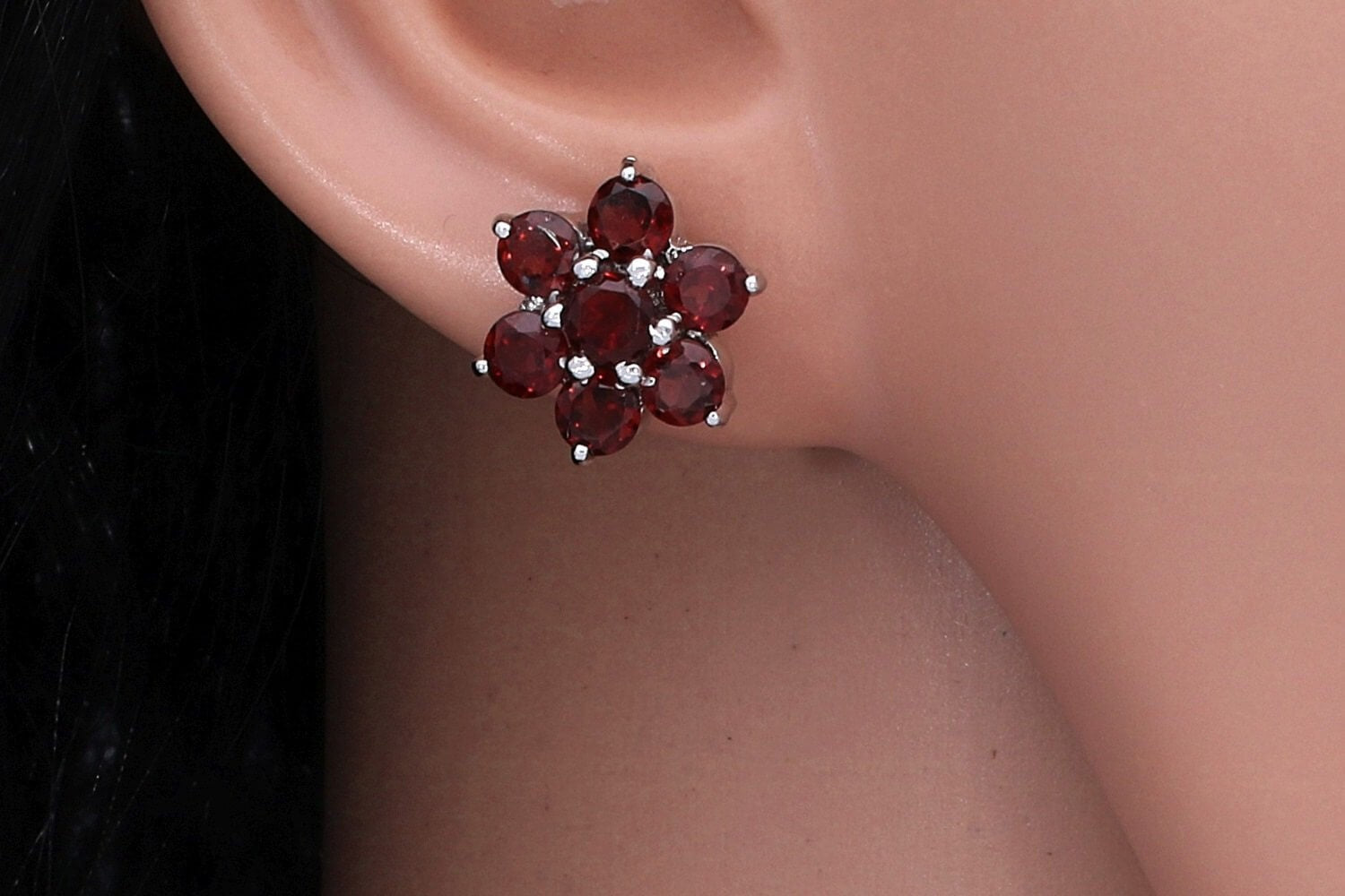 Facettierte Granat Ohrstecker Blume