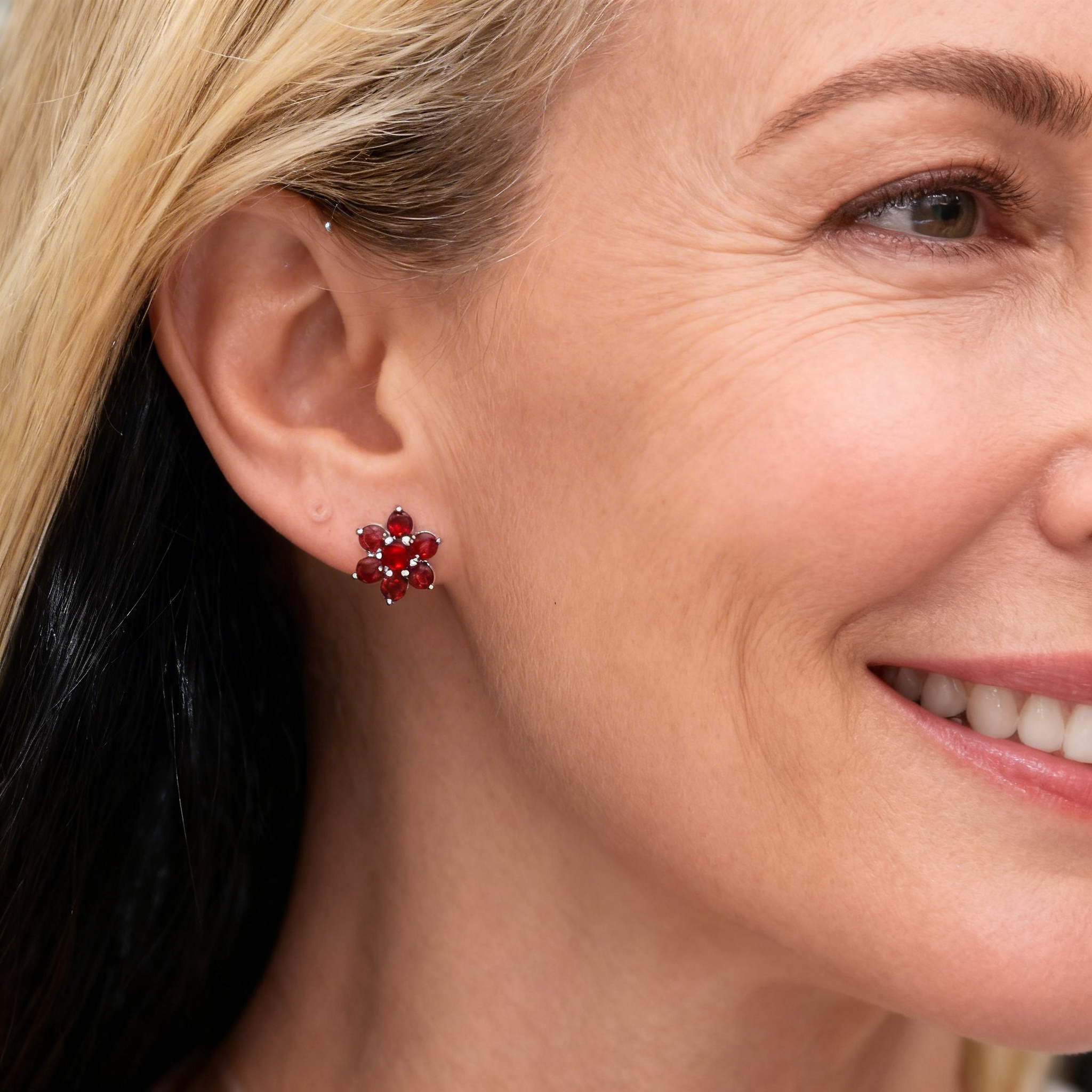 Facettierte Granat Ohrstecker Blume