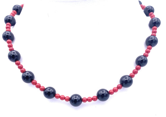 Korallenkette mit Onyx Kugeln