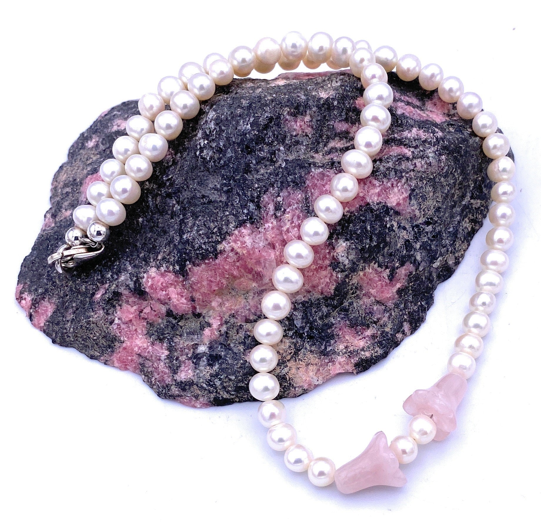 Süßwasserperlen Halskette 6mm mit Rosenquarz Blütenkelche