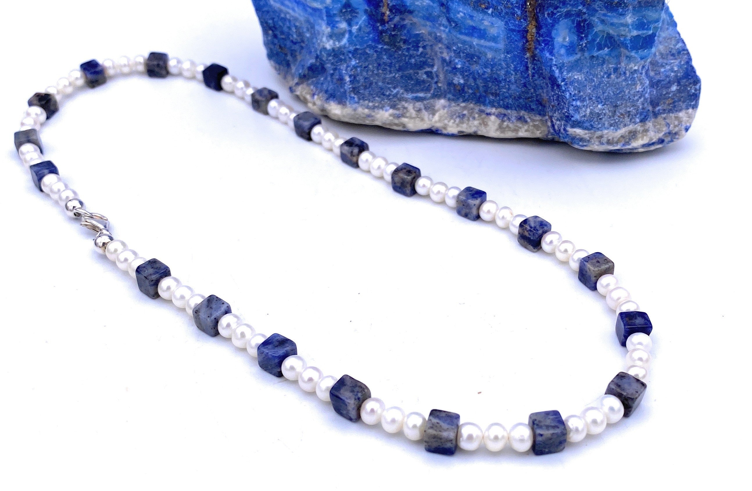 Perlenkette mit Sodalith Würfel 6mm