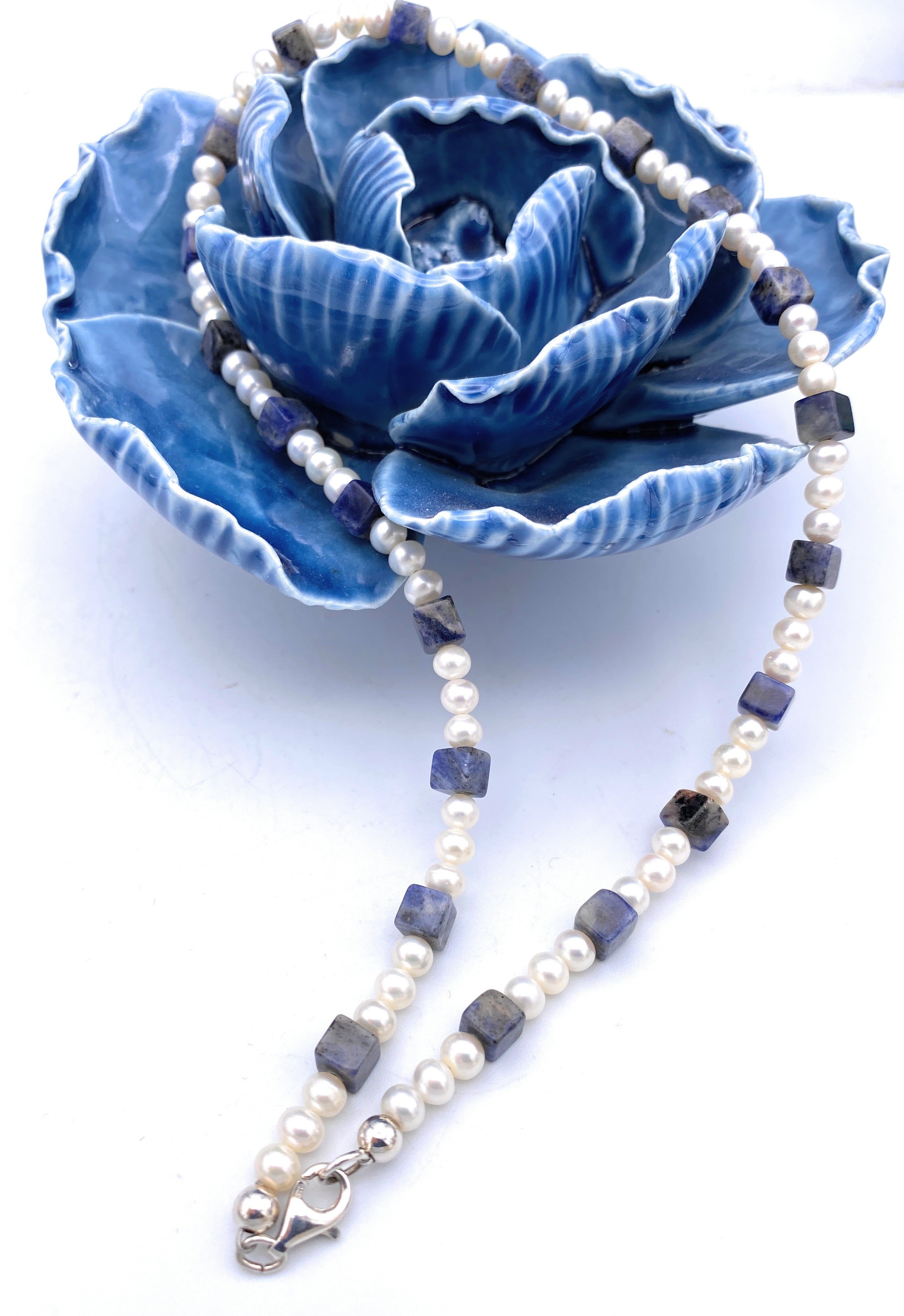 Perlenkette mit Sodalith Würfel 6mm