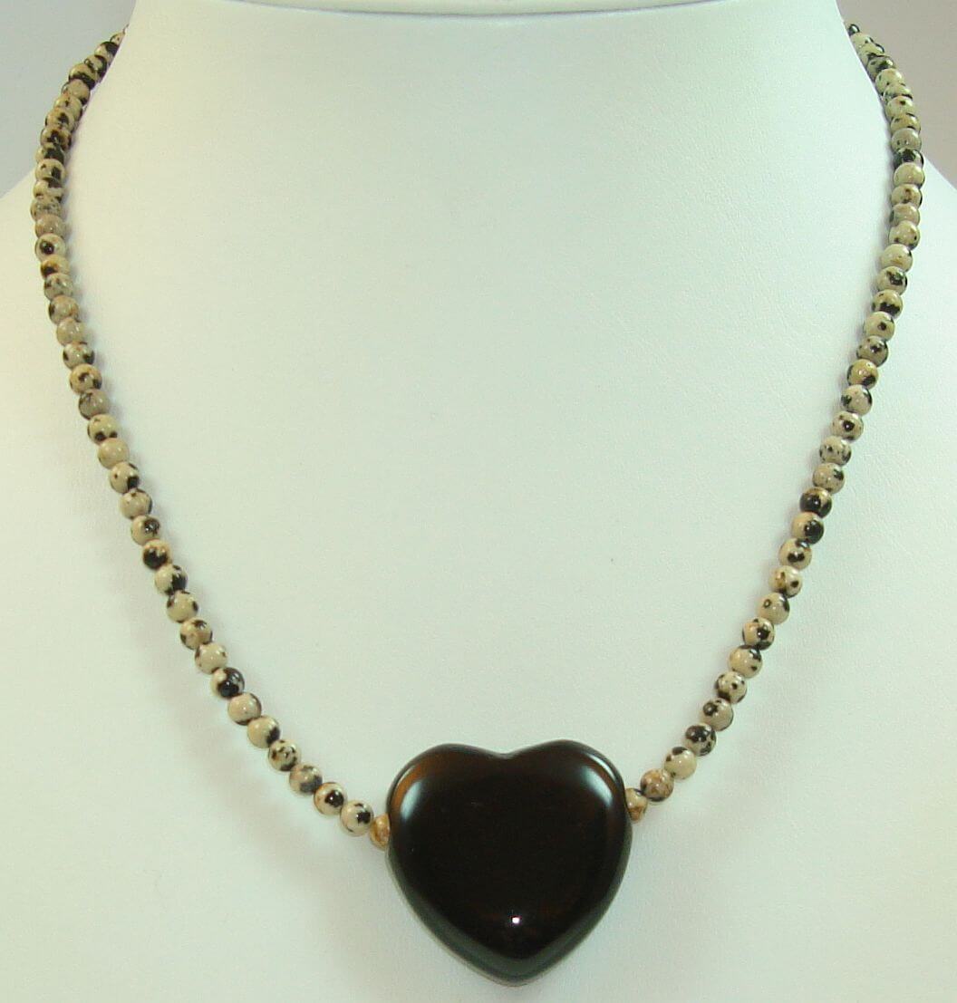 Dalmatiner-Jaspis-Halskette-mit-Onyx-Herz