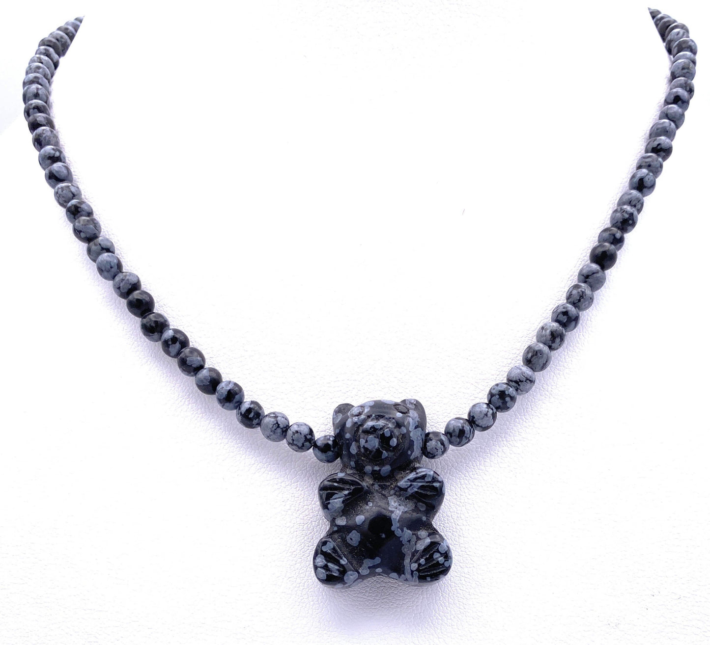 Schneeflocken-Obsidian Halskette mit Bärchen Anhänger