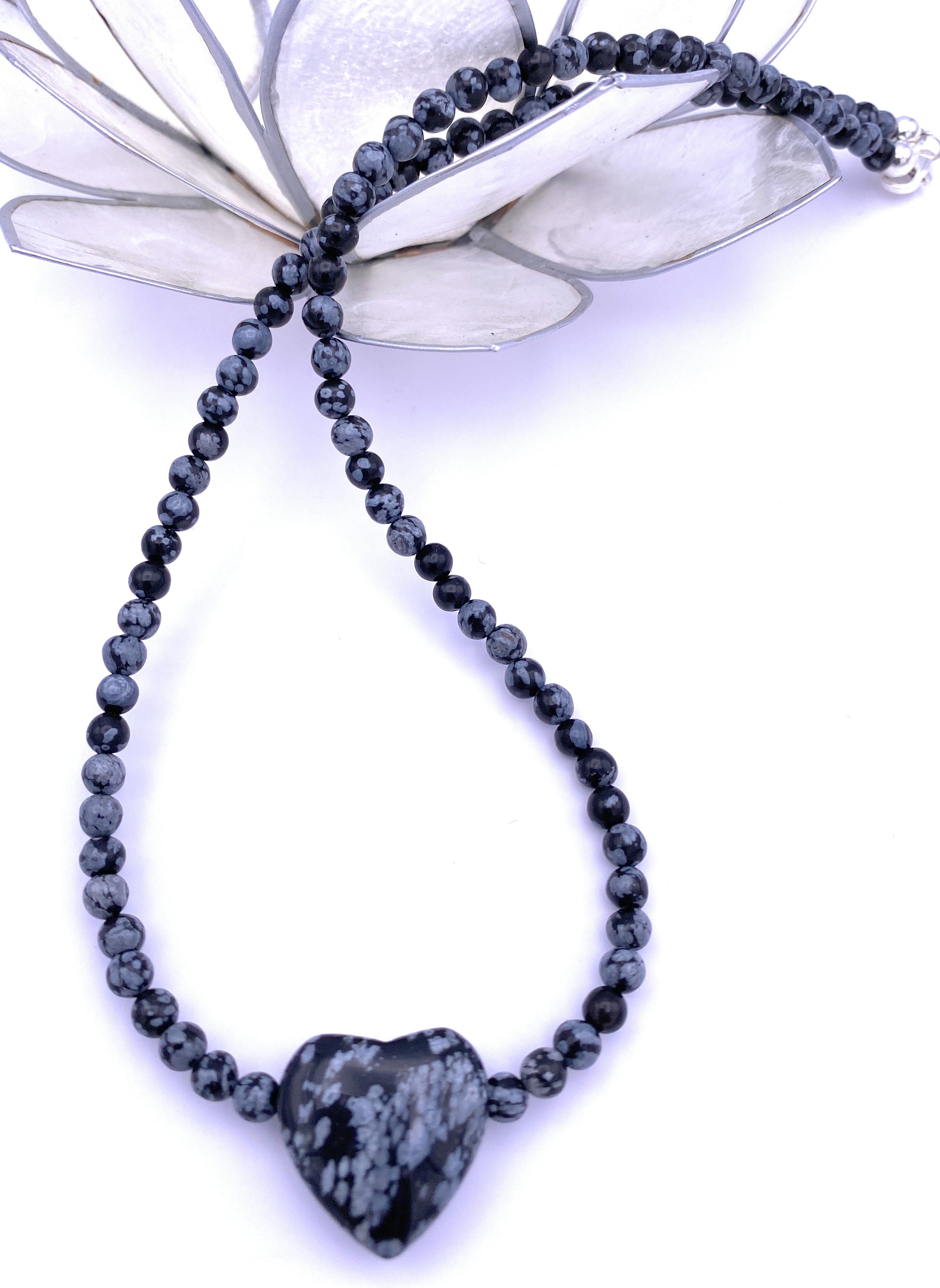 Schneeflocken-Obsidian Halskette mit Herz