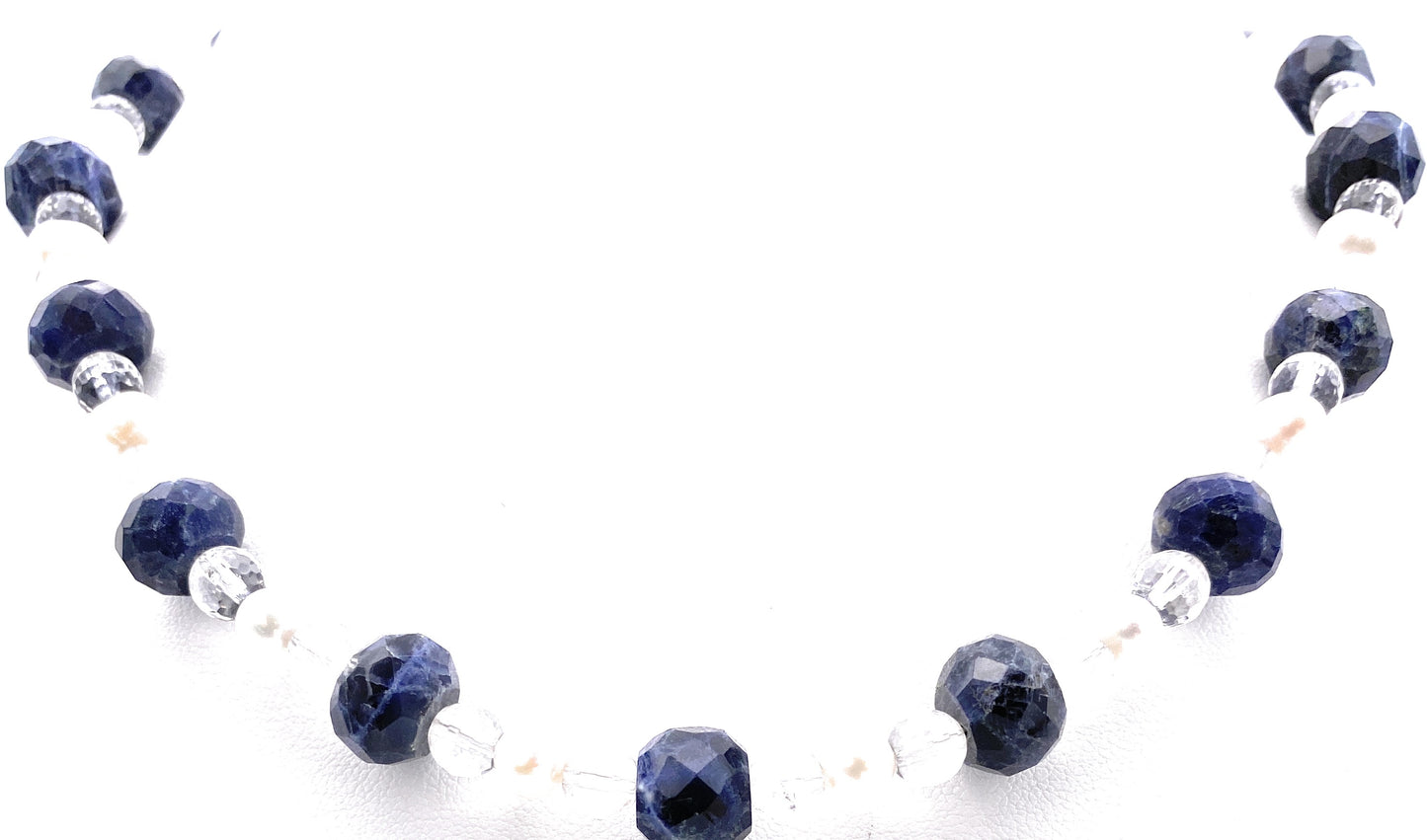 Facettierte Sodalith Kette mit Perlen und Bergkristall
