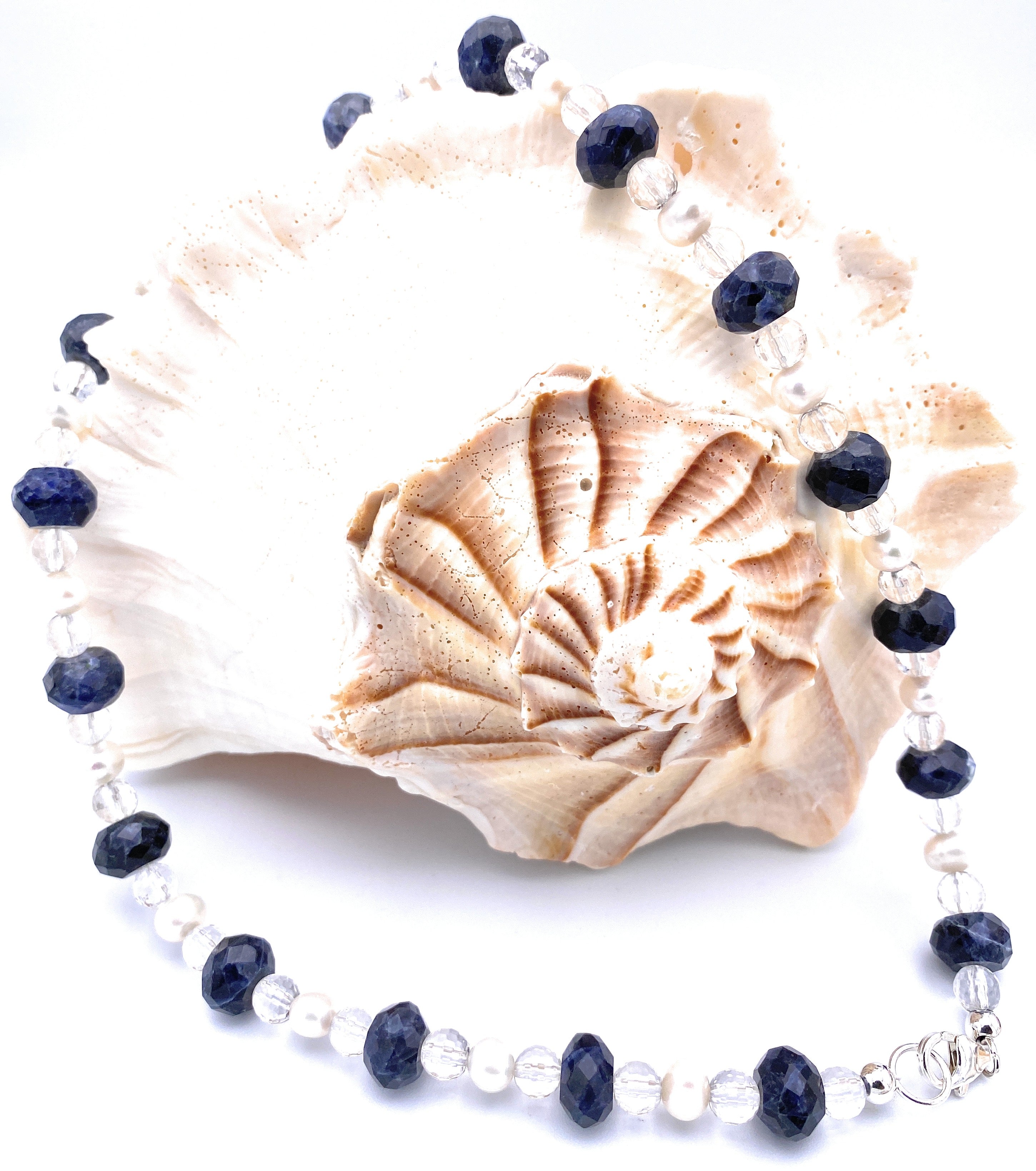 Facettierte Sodalith Kette mit Perlen und Bergkristall