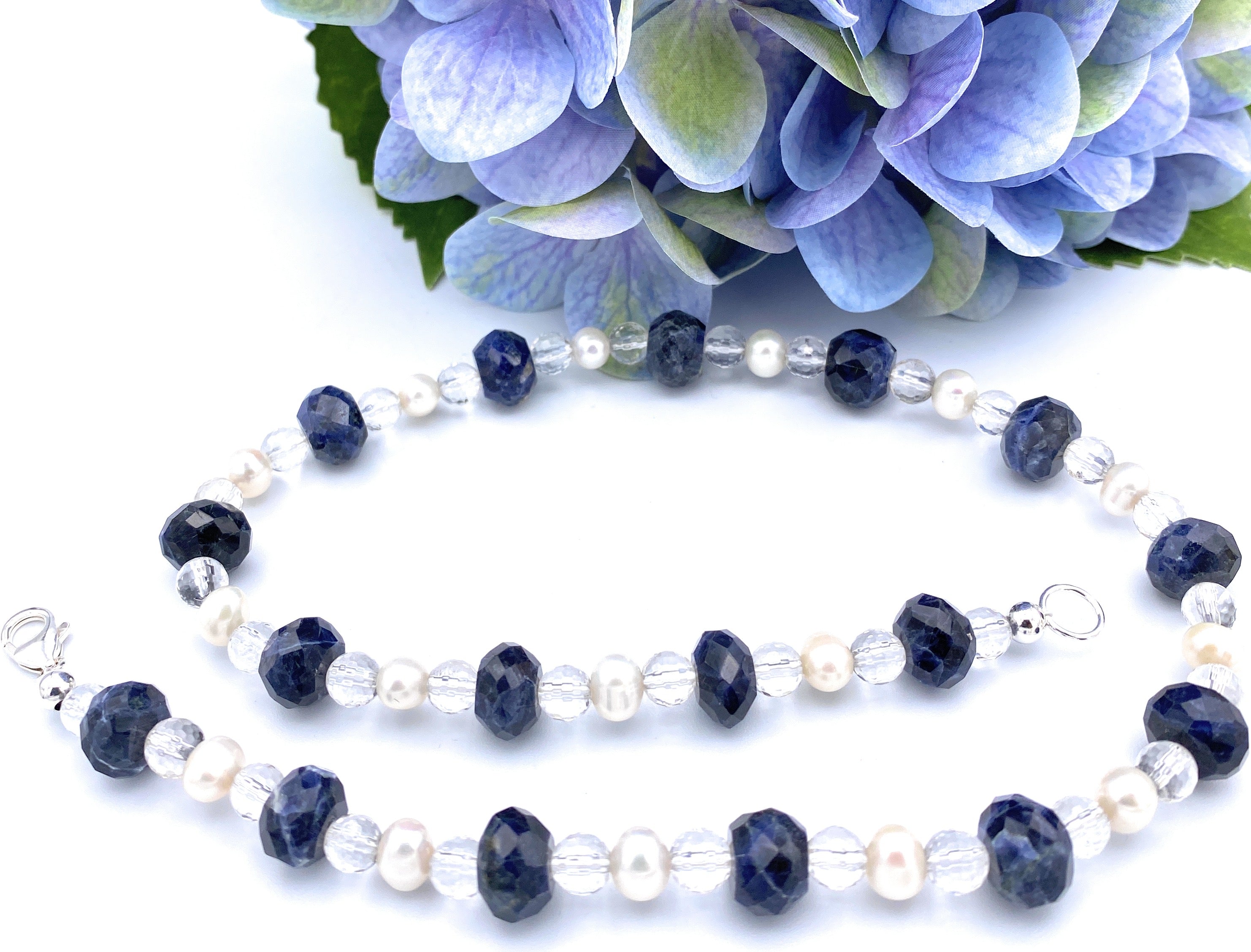 Facettierte Sodalith Kette mit Perlen und Bergkristall
