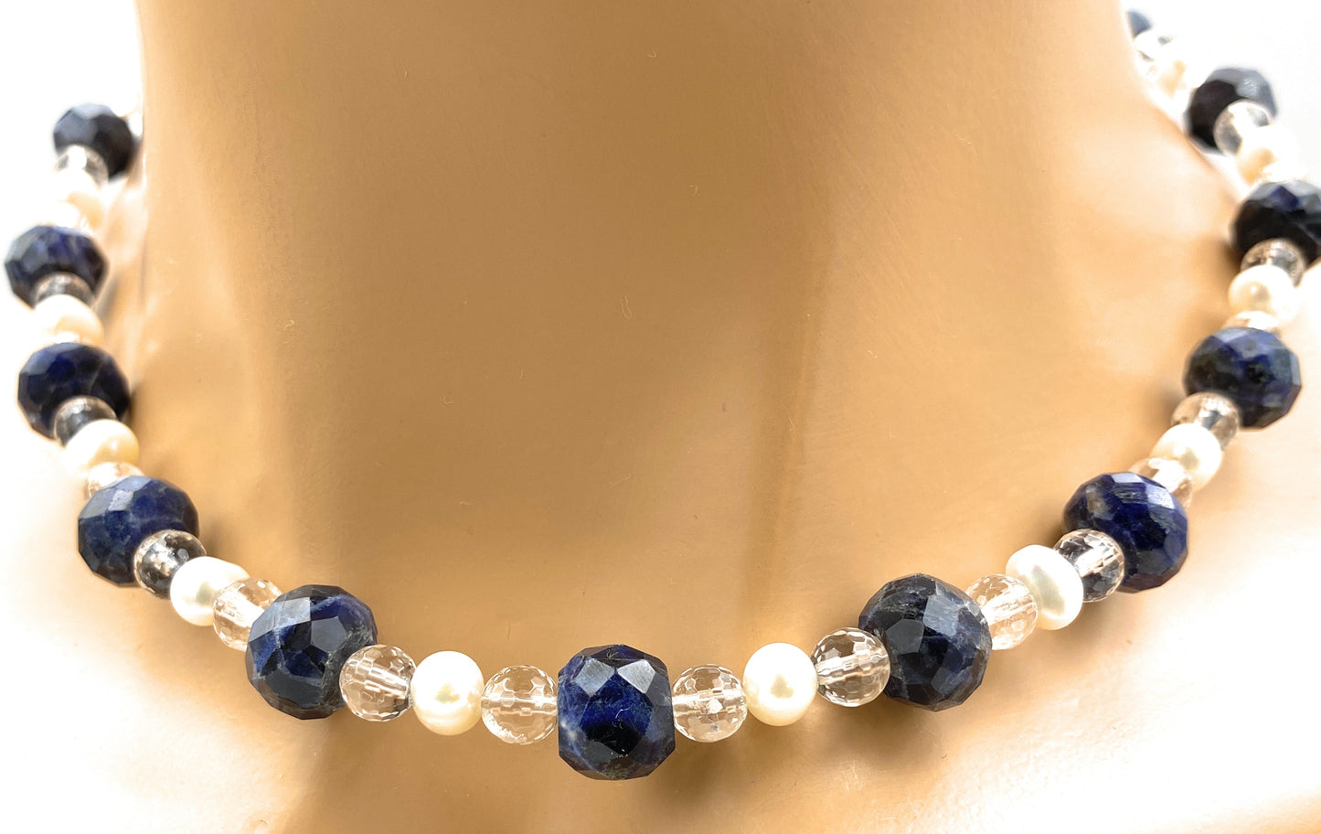 Facettierte Sodalith Kette mit Perlen und Bergkristall
